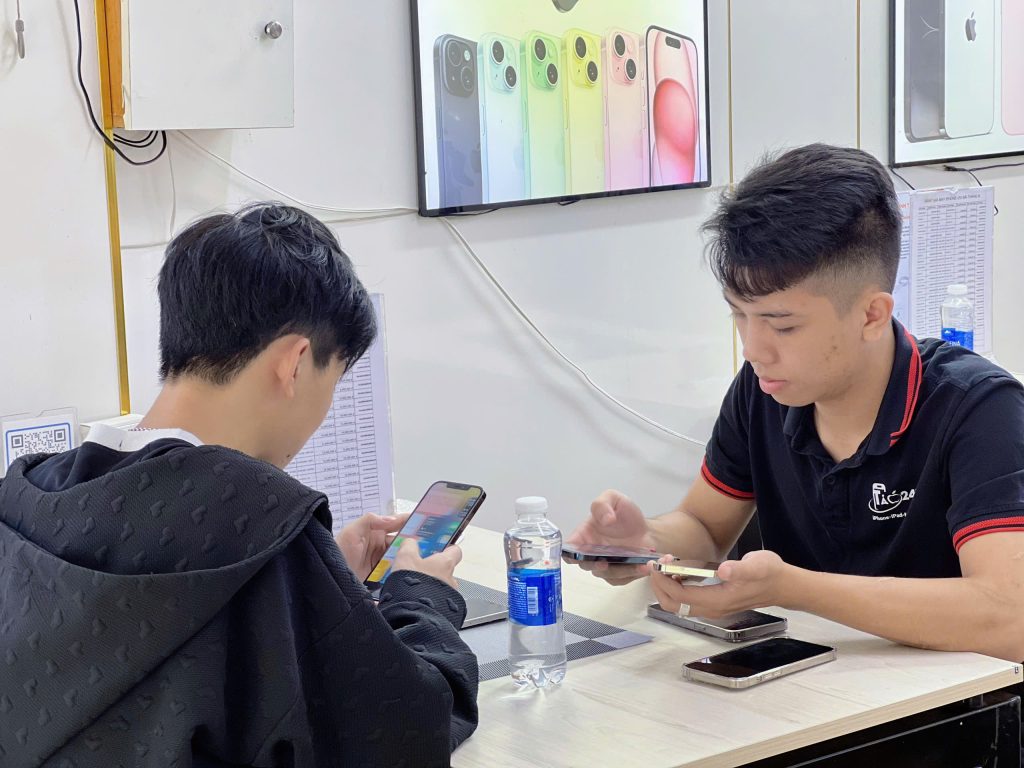 Nhân viên Táo 247 tư vấn iPhone cũ cho khách hàng tại cửa hàng Đà Nẵng – máy zin, kiểm tra kỹ trước khi mua
