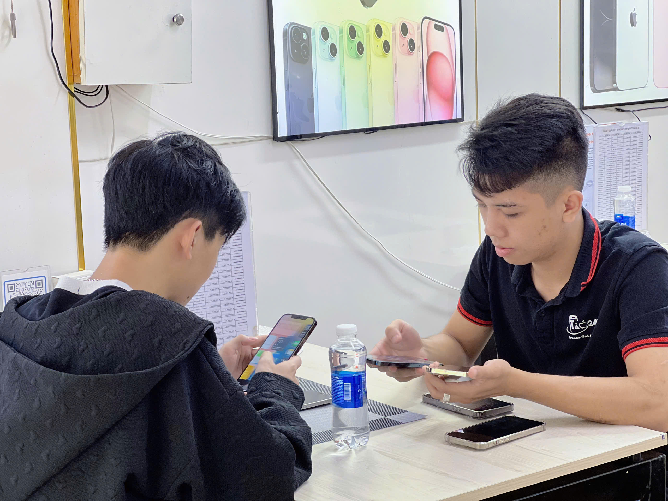 Nhân viên Táo 247 tư vấn iPhone cũ cho khách hàng tại cửa hàng Đà Nẵng – máy zin, kiểm tra kỹ trước khi mua