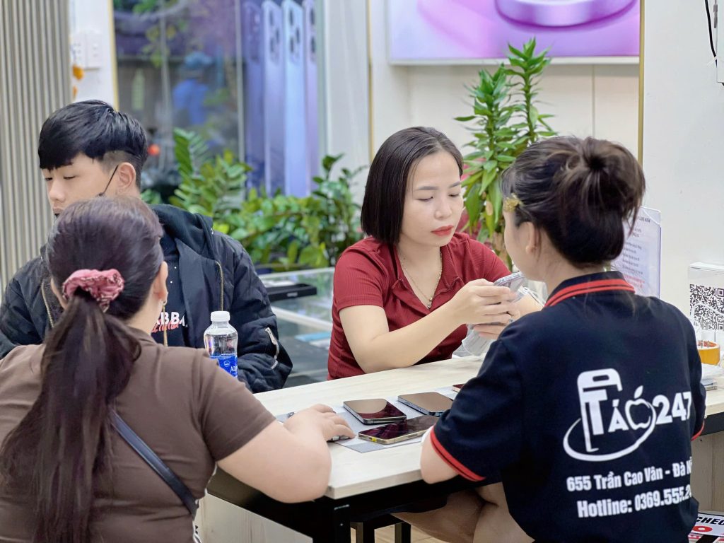 Khách hàng nhận máy iPhone cũ xịn tại cửa hàng Táo 247 Đà Nẵng
