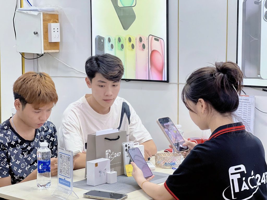 Khách hàng nam mua iPhone cũ xịn tại Táo 247 Đà Nẵng, được tư vấn tận tình

