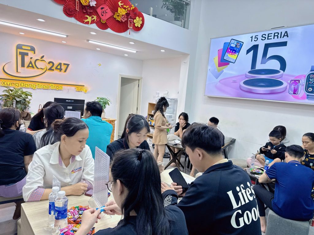Không gian cửa hàng Táo 247 Đà Nẵng đông khách mua iPhone cũ
