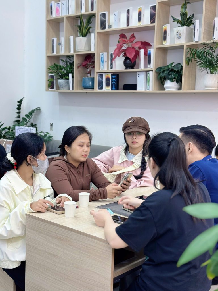 Khách hàng trải nghiệm tư vấn iPhone cũ chất lượng tại cửa hàng Táo 247 Đà Nẵng