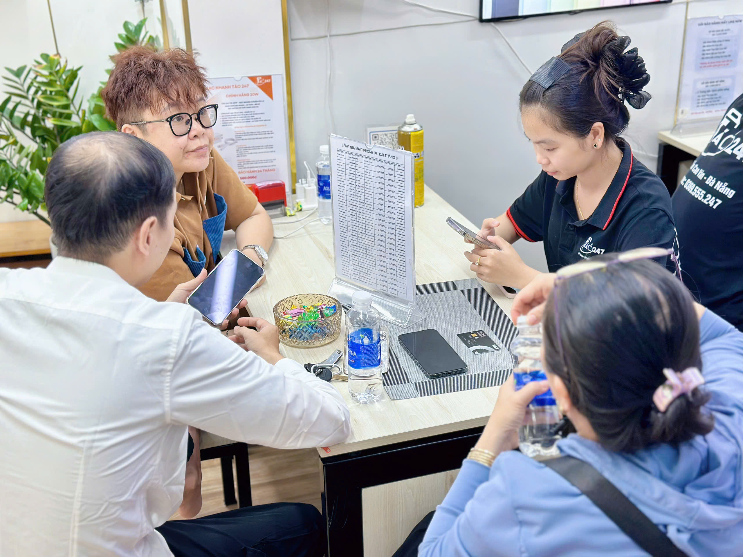 Khách hàng trải nghiệm và test iPhone Lock cũ tại cửa hàng Táo 247 Đà Nẵng