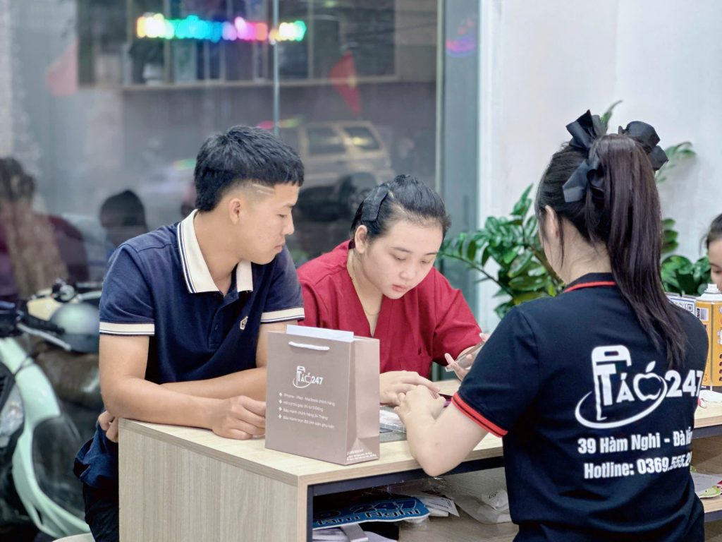 Khách hàng mua iPhone 17 trả góp tại Táo 247 Đà Nẵng