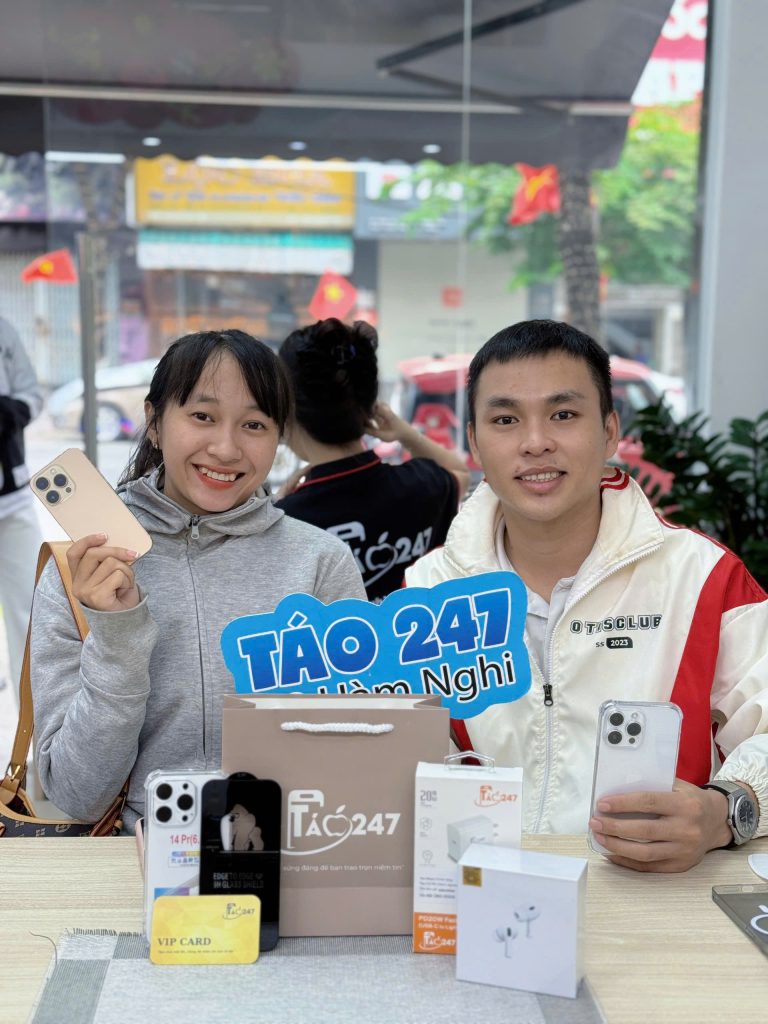 Khách hàng hài lòng khi nhận iPhone cũ pin trâu tại Táo 247 Hàm Nghi Đà Nẵng