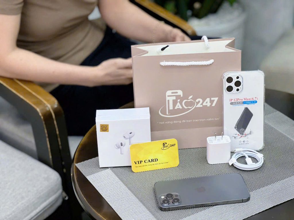 Khách hàng nhận iPhone 12 Pro Max cũ kèm phụ kiện và VIP Card tại Táo 247 Đà Nẵng