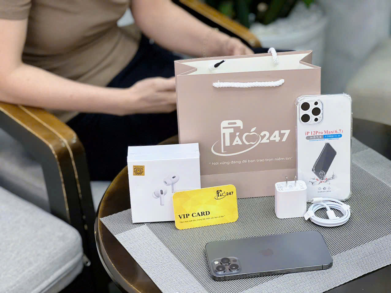 Khách hàng nhận iPhone 12 Pro Max cũ kèm phụ kiện và VIP Card tại Táo 247 Đà Nẵng