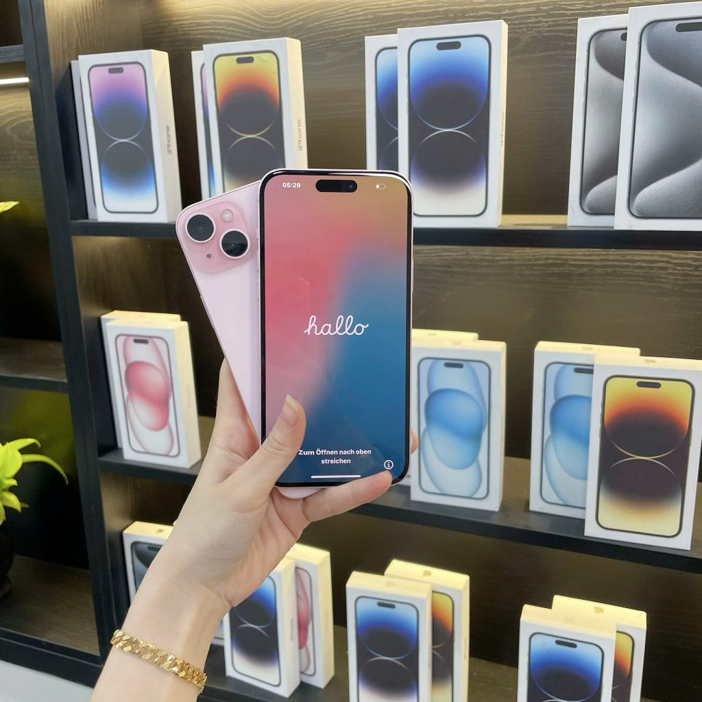 So sánh iPhone thường và iPhone Pro Max tại Đà Nẵng – Hình ảnh trưng bày iPhone nhiều màu sắc tại cửa hàng Táo 247