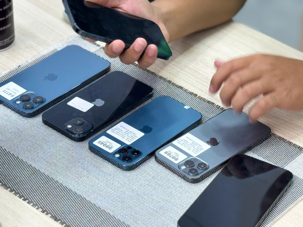 So sánh iPhone thường và iPhone Pro Max cũ zin tại Táo 247 Đà Nẵng