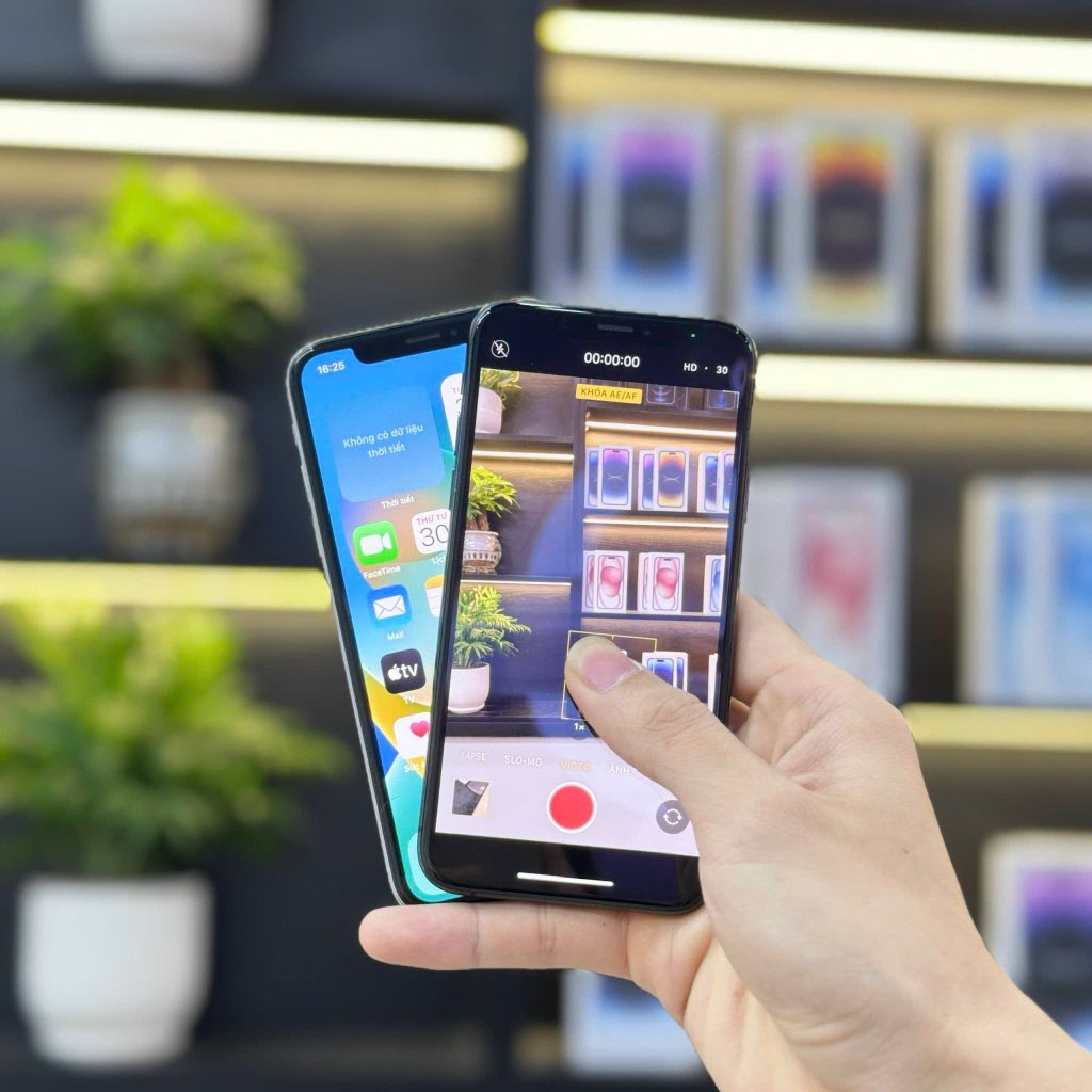 Khách hàng trải nghiệm iPhone XS Max cũ tại cửa hàng Táo 247 Đà Nẵng