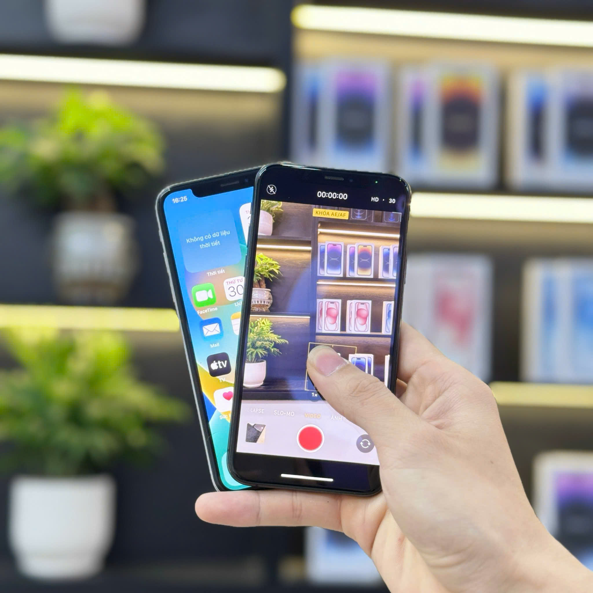 Khách hàng trải nghiệm iPhone XS Max cũ tại cửa hàng Táo 247 Đà Nẵng