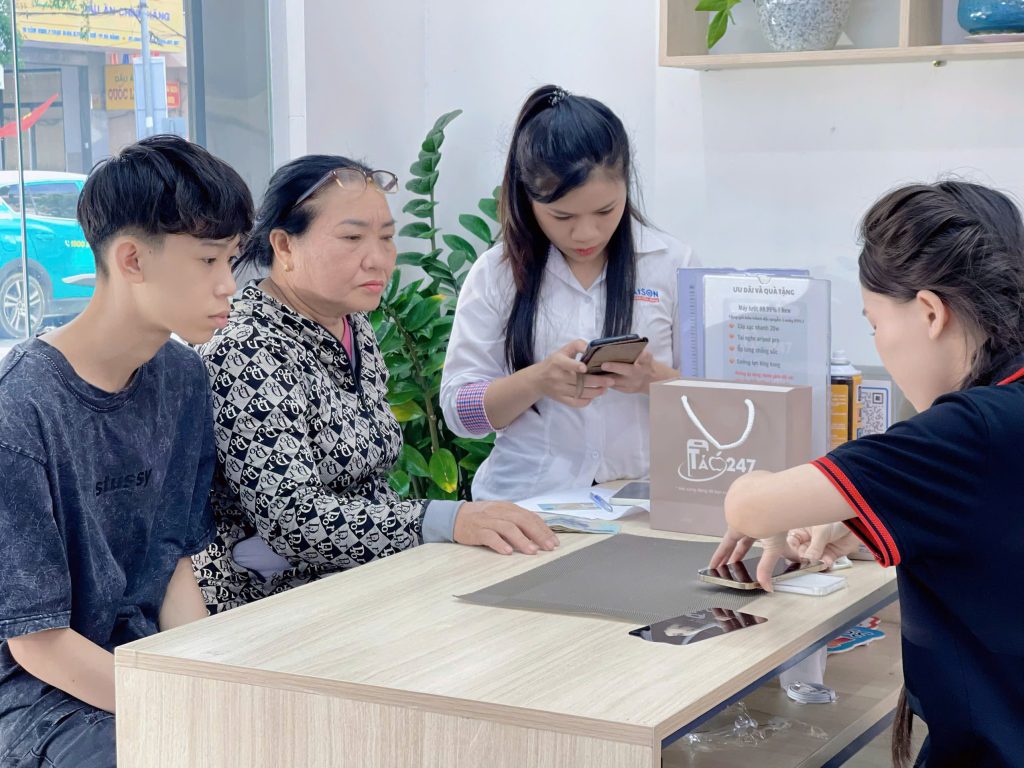 Khách hàng mua iPhone cũ tại Táo 247 Đà Nẵng được nhân viên tư vấn tận tình