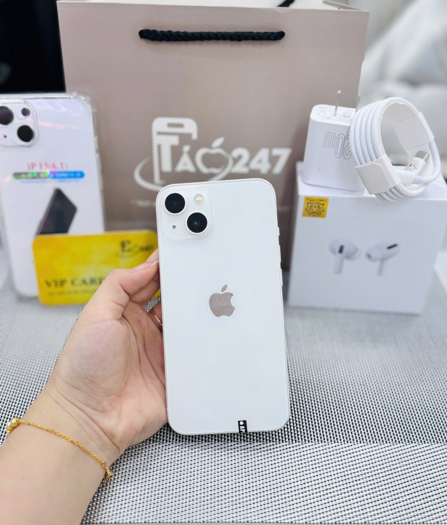 Khách hàng nhận iPhone chính hãng tại Táo 247 Đà Nẵng – Tặng phụ kiện cao cấp và bảo hành đầy đủ
