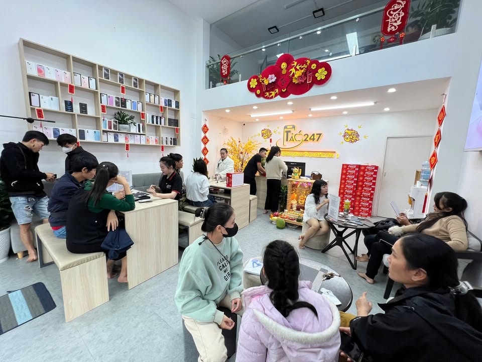 Showroom Táo 247 Đà Nẵng đông khách đến mua iPhone cũ dịp Tết – không gian hiện đại, dịch vụ uy tín
