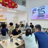 Khách hàng xem iPhone cũ tại chi nhánh Táo 247 Đà Nẵng – cửa hàng uy tín bán iPhone zin, giá rẻ, bảo hành 12 tháng