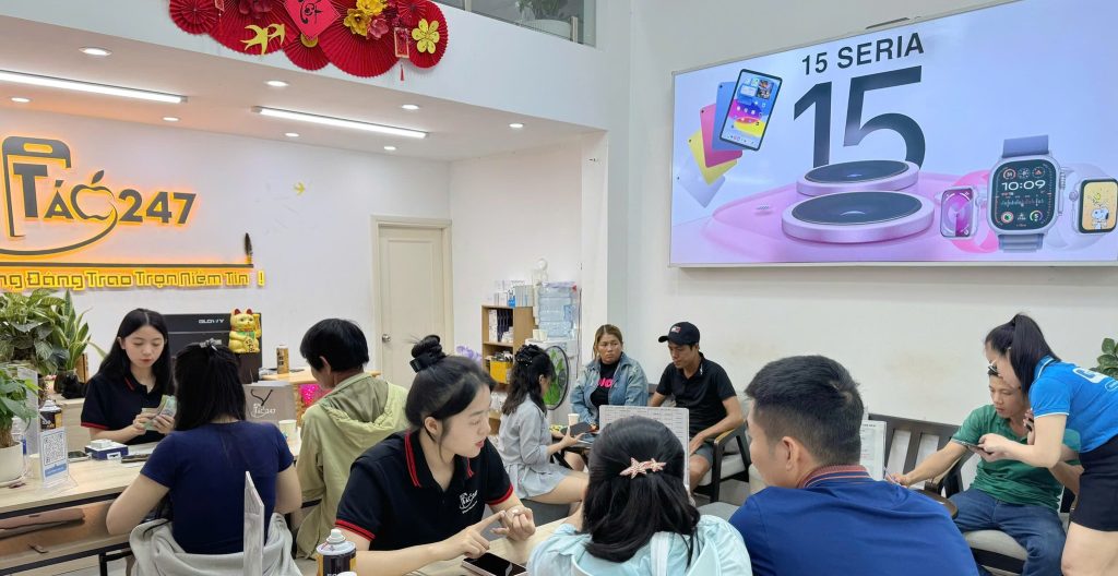 Khách hàng xem iPhone cũ tại chi nhánh Táo 247 Đà Nẵng – cửa hàng uy tín bán iPhone zin, giá rẻ, bảo hành trọn đời