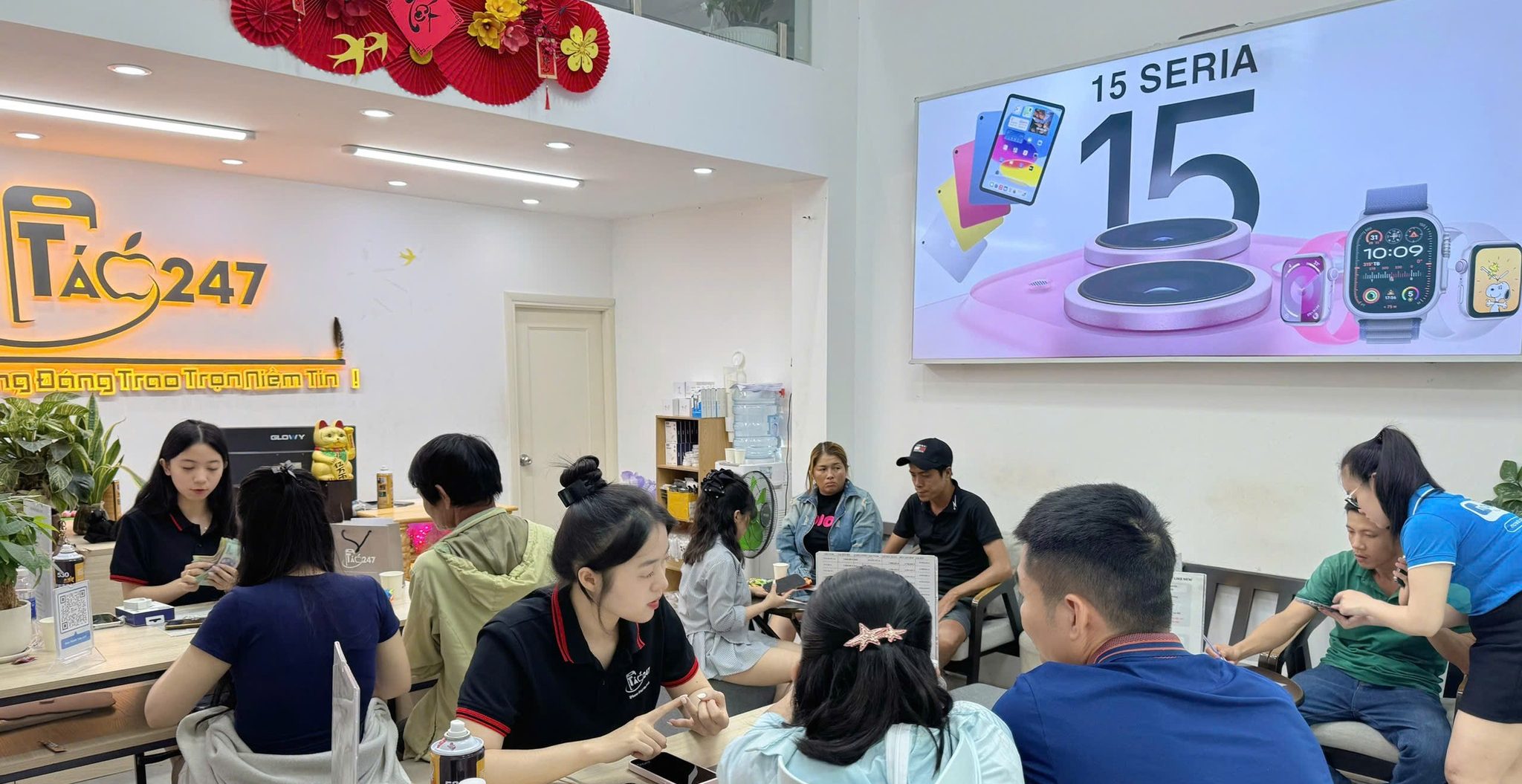 Khách hàng xem iPhone cũ tại chi nhánh Táo 247 Đà Nẵng – cửa hàng uy tín bán iPhone zin, giá rẻ, bảo hành 12 tháng
