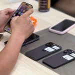 điện thoại iPhone cũ Hồ Chí Minh – khách hàng test máy tại Táo 247 Gò Vấp