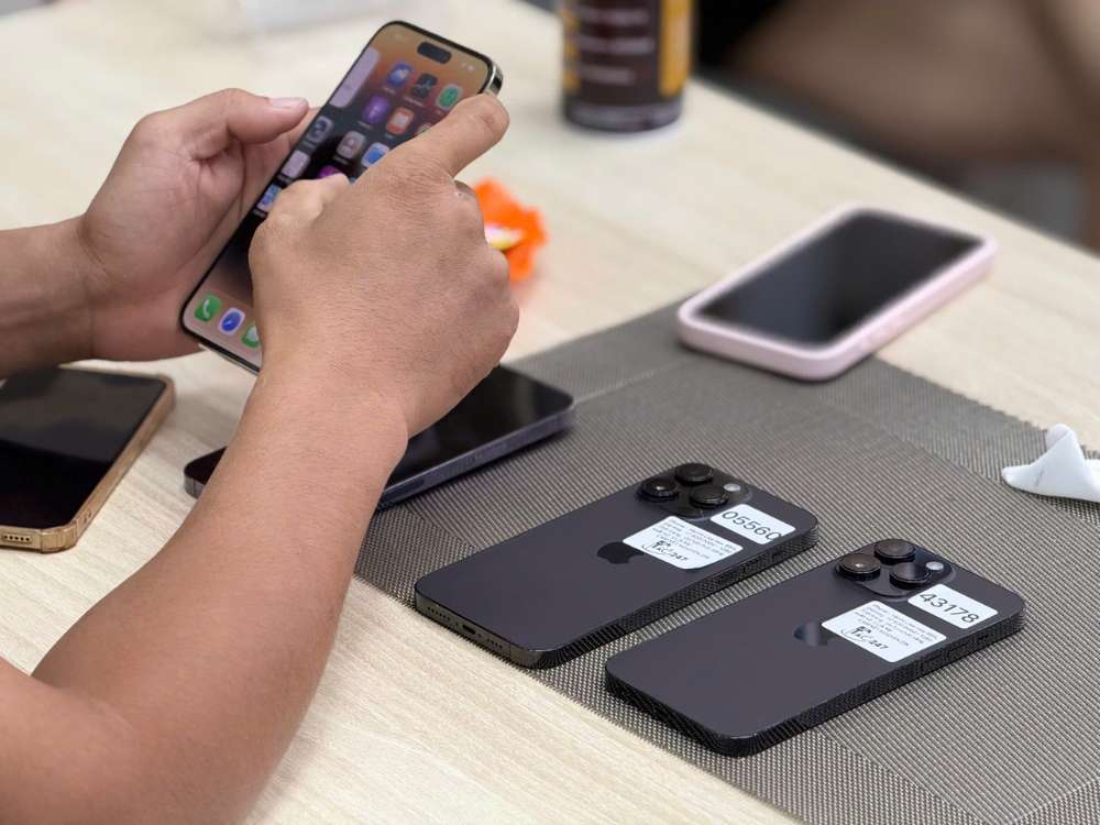 điện thoại iPhone cũ Hồ Chí Minh – khách hàng test máy tại Táo 247 Gò Vấp