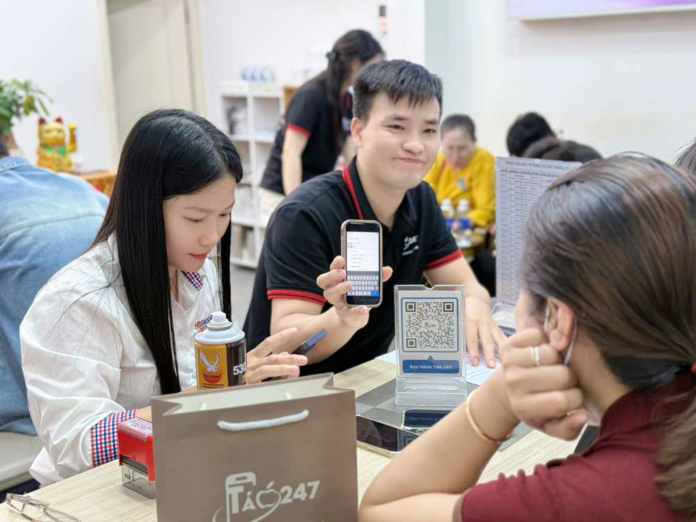 khách hàng mua điện thoại iPhone cũ Hồ Chí Minh tại Táo 247 Gò Vấp – nhân viên hỗ trợ tận tình