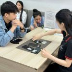 khách hàng mua điện thoại iPhone cũ Hồ Chí Minh tại Táo 247 Gò Vấp