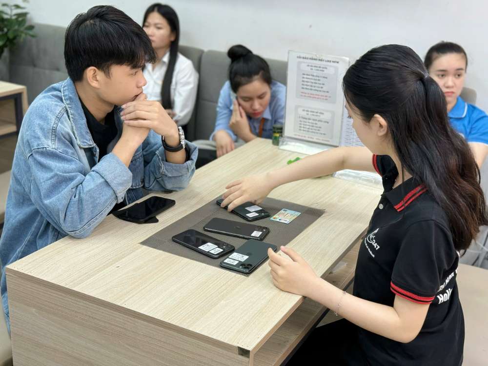khách hàng mua điện thoại iPhone cũ Hồ Chí Minh tại Táo 247 Gò Vấp