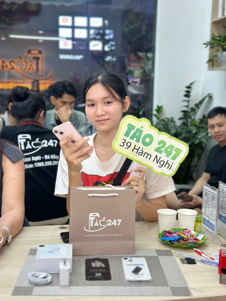 Khách hàng mua iPhone Táo 247 Hồ Chí Minh – Nhận quà tặng full phụ kiện, máy zin 100%, bảo hành dài hạn.