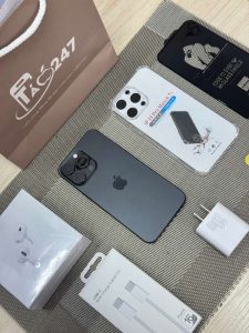 Phụ kiện và iPhone zin 100% tại Táo 247 – Fullbox gồm sạc nhanh 20W, cáp Type-C, tai nghe và ốp lưng chính hãng.