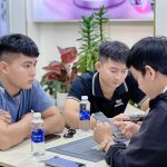 Khách hàng kiểm tra iPhone cũ chính hãng Apple tại Táo 247 Hồ Chí Minh