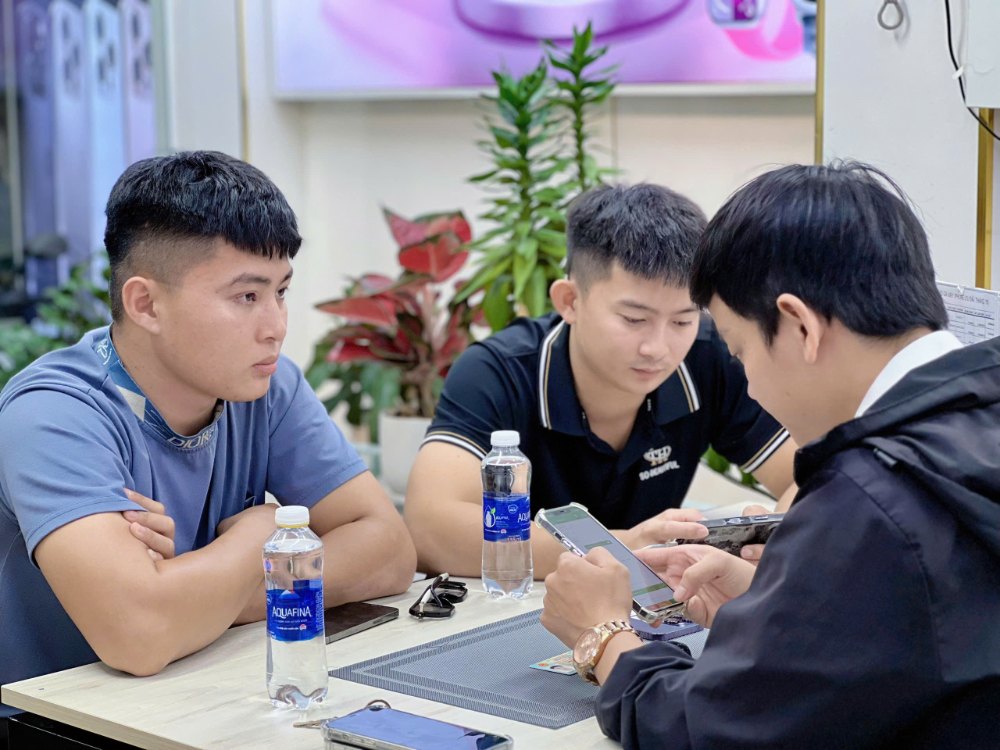Khách hàng kiểm tra iPhone cũ chính hãng Apple tại Táo 247 Hồ Chí Minh