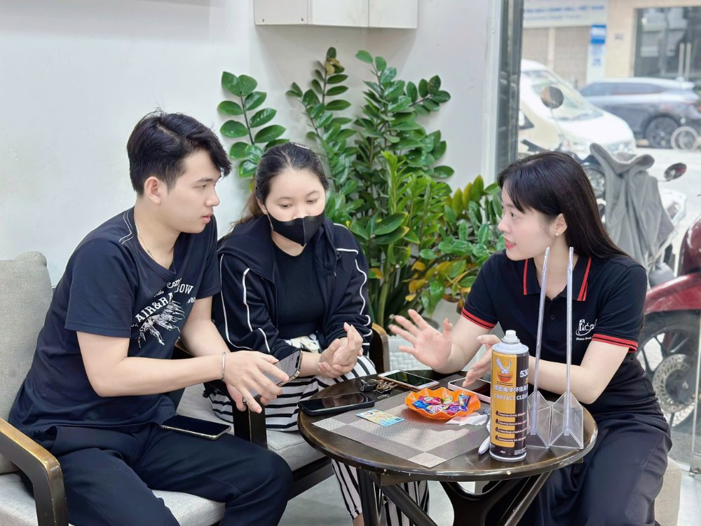 Nhân viên Táo 247 Hồ Chí Minh tư vấn khách hàng mua iPhone cũ chính hãng Apple