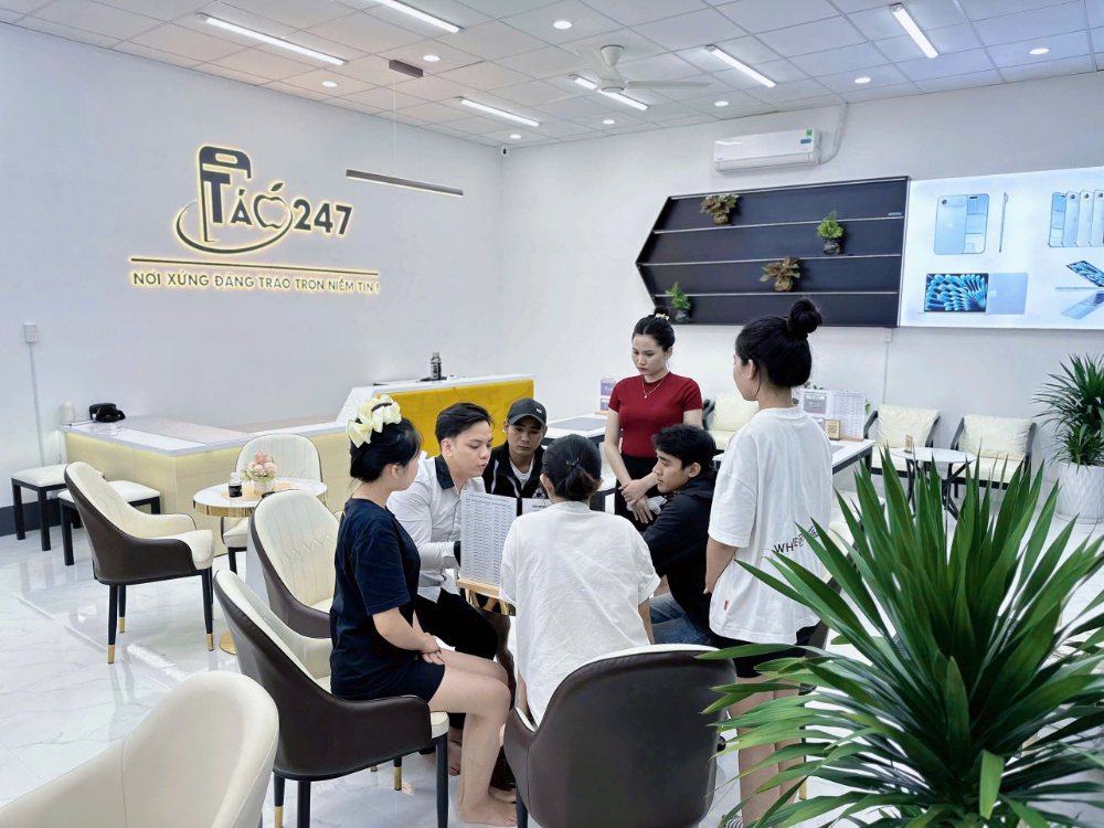 Không gian cửa hàng Táo 247 Hồ Chí Minh – nơi mua iPhone cũ uy tín, chuyên nghiệp, đông khách tin tưởng
