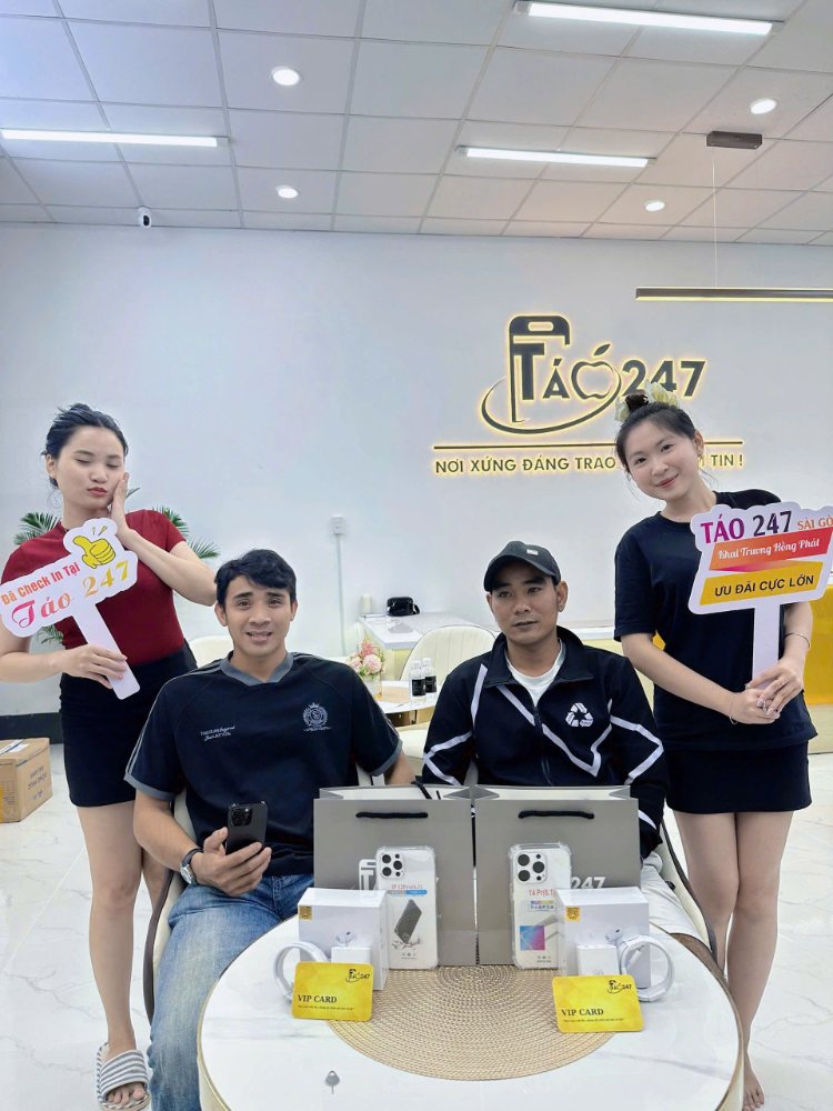 Khách hàng mua iPhone cũ tại Táo 247 Hồ Chí Minh – cửa hàng uy tín, máy zin 100%, ưu đãi lớn 2025