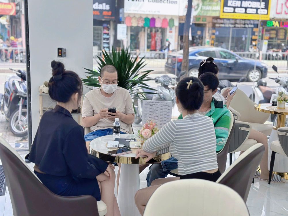 Khách hàng trải nghiệm iPhone cũ tại Táo 247 Hồ Chí Minh – cửa hàng uy tín ở Gò Vấp