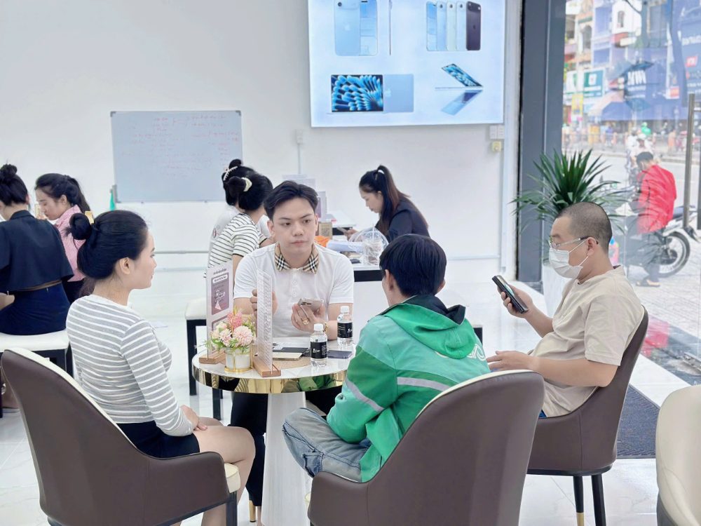 Nhân viên Táo 247 Hồ Chí Minh tư vấn khách hàng chọn mua iPhone cũ tại cửa hàng Gò Vấp – không gian sang trọng, dịch vụ uy tín.