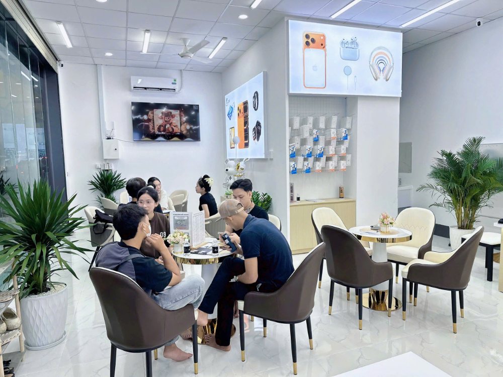 Cửa hàng Táo 247 Hồ Chí Minh – khách hàng đang test iPhone cũ zin tại Gò Vấp