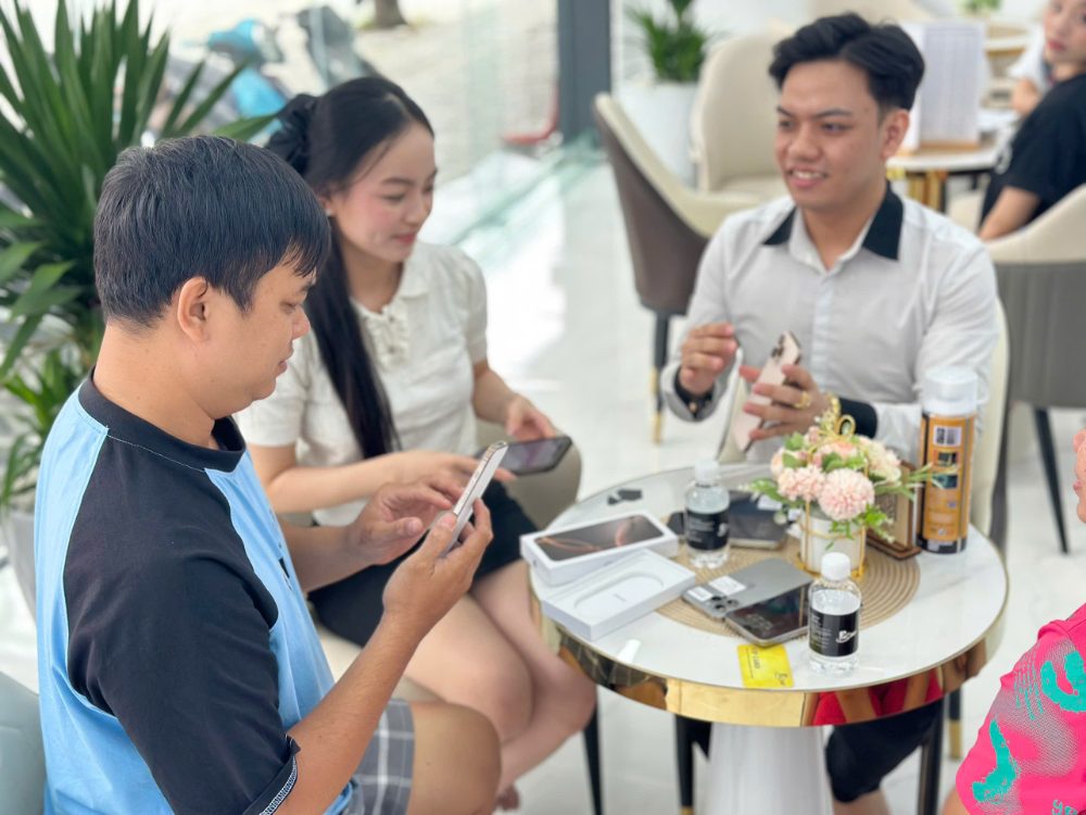 Khách hàng trải nghiệm và kiểm tra iPhone cũ tại cửa hàng Táo 247 Hồ Chí Minh – máy zin 100%, dịch vụ uy tín tại Gò Vấp.