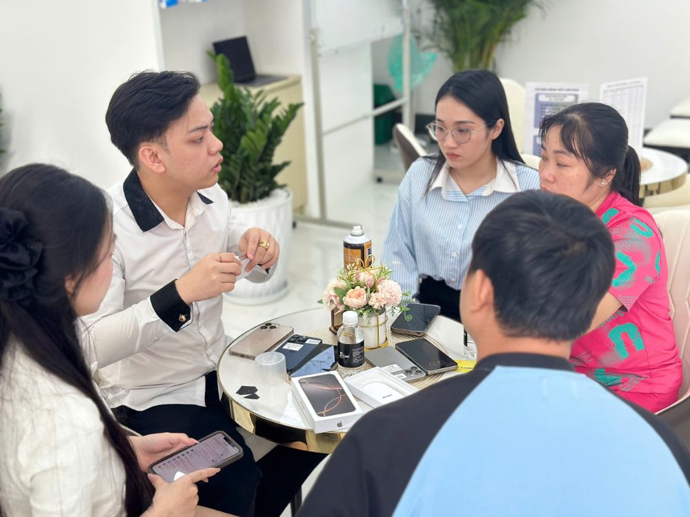 Nhân viên Táo 247 Hồ Chí Minh tư vấn khách hàng mua iPhone cũ tại cửa hàng Gò Vấp