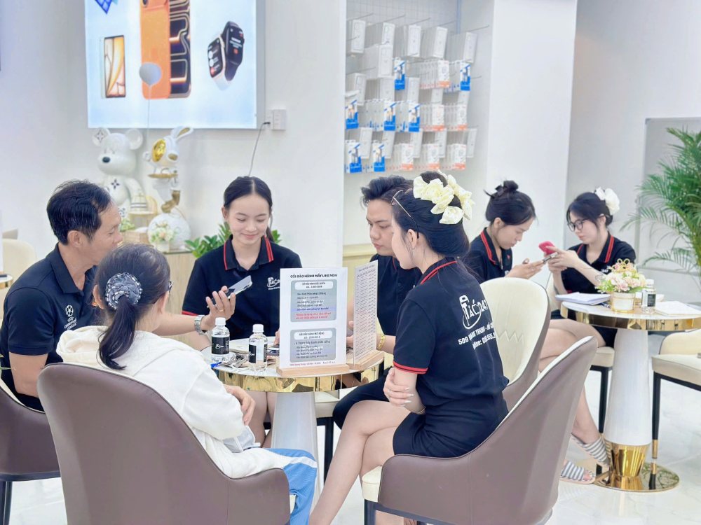 iPhone cũ Hồ Chí Minh Táo 247 – Khách hàng đang test iPhone zin tại cửa hàng Gò Vấp