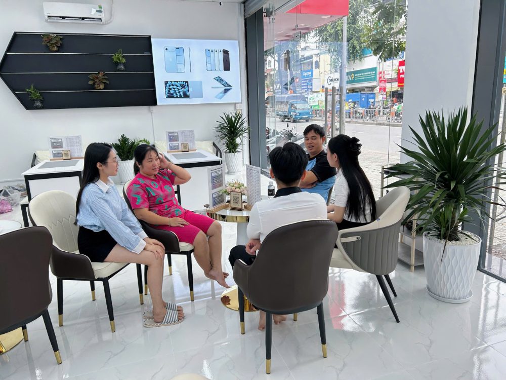 Khách hàng đang trải nghiệm iPhone cũ tại cửa hàng Táo 247 Hồ Chí Minh – địa chỉ uy tín ở Gò Vấp
