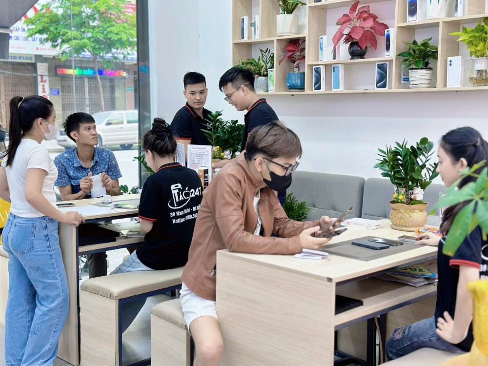 Khách hàng trải nghiệm iPhone cũ quốc tế tại cửa hàng Táo 247 Hồ Chí Minh