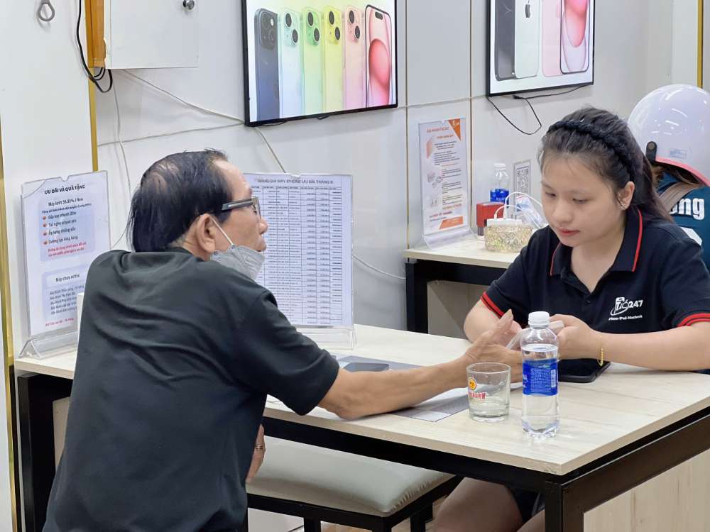 Tư vấn mua iPhone cũ Táo 247 Hồ Chí Minh – Nhân viên hỗ trợ khách hàng chọn máy zin 100%, giá tốt, bảo hành dài hạn tại Gò Vấp.