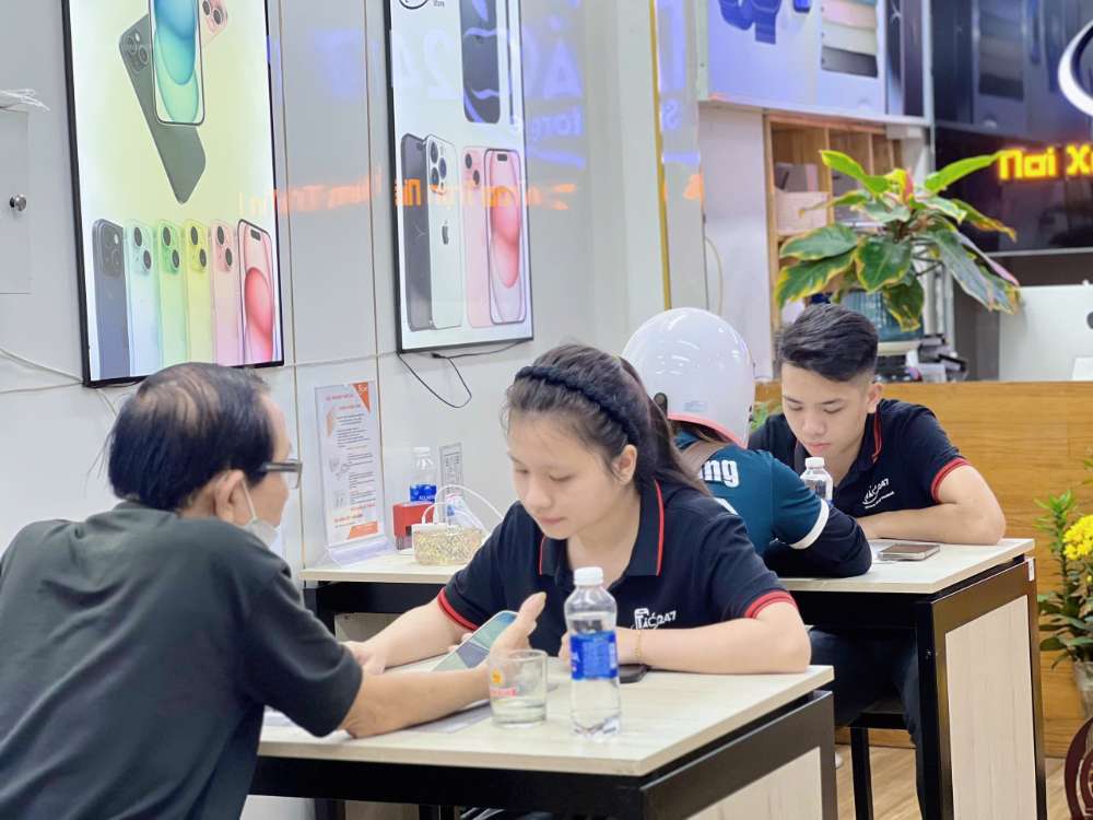 Nhân viên Táo 247 Hồ Chí Minh tư vấn mua iPhone cũ cho khách hàng – máy zin 100%, bảo hành dài hạn