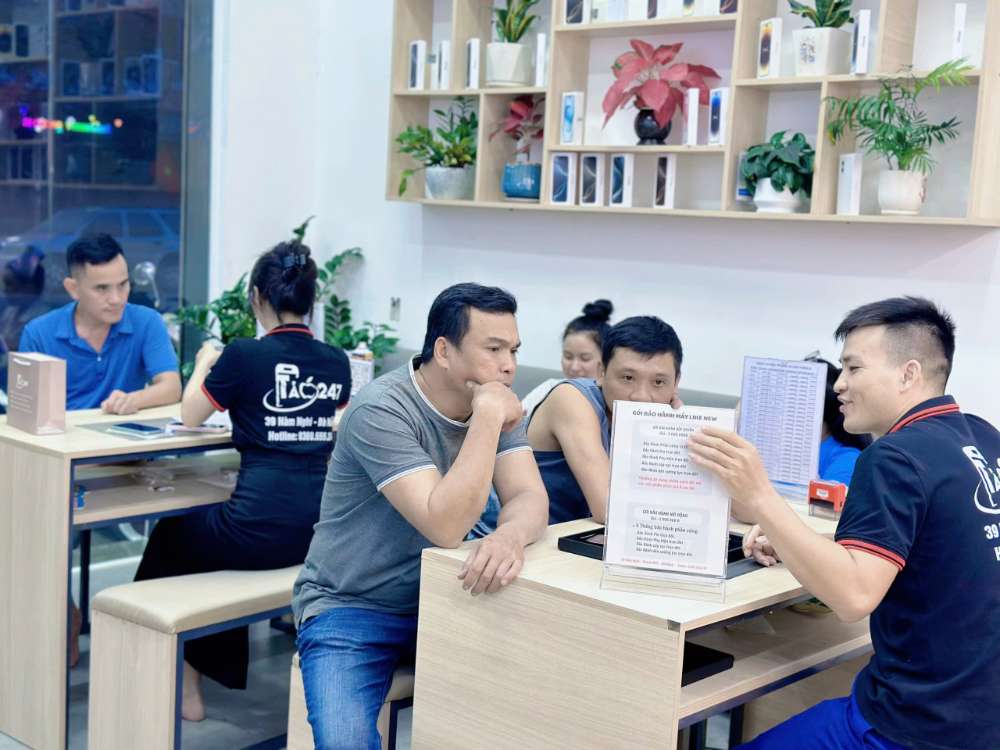 Mua iPhone Táo 247 Hồ Chí Minh – Khách hàng trải nghiệm máy tại cửa hàng Gò Vấp, sản phẩm zin 100%, giá rẻ, bảo hành dài hạn.