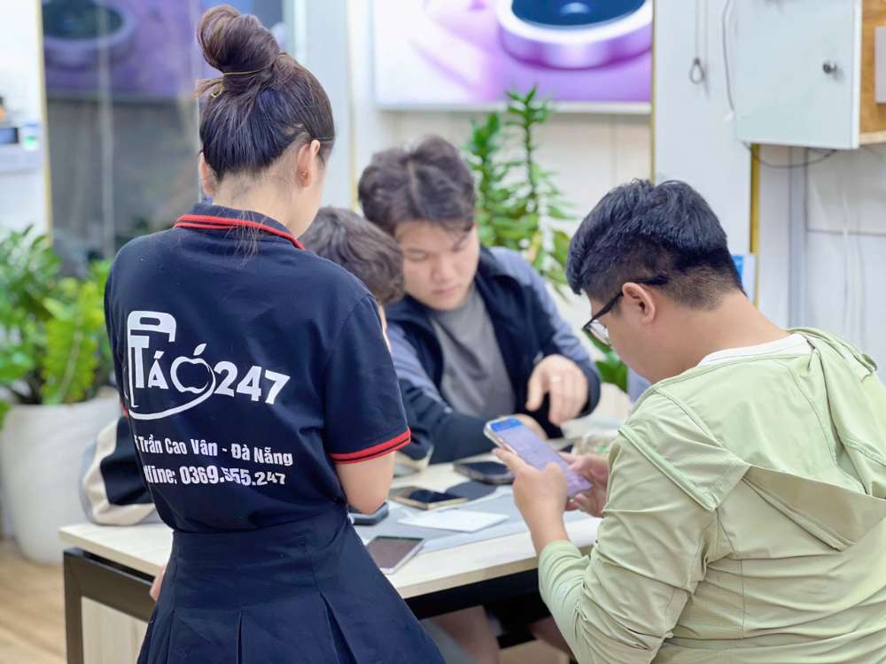 Khách hàng kiểm tra iPhone cũ tại Táo 247 Hồ Chí Minh – Cửa hàng uy tín, giá rẻ