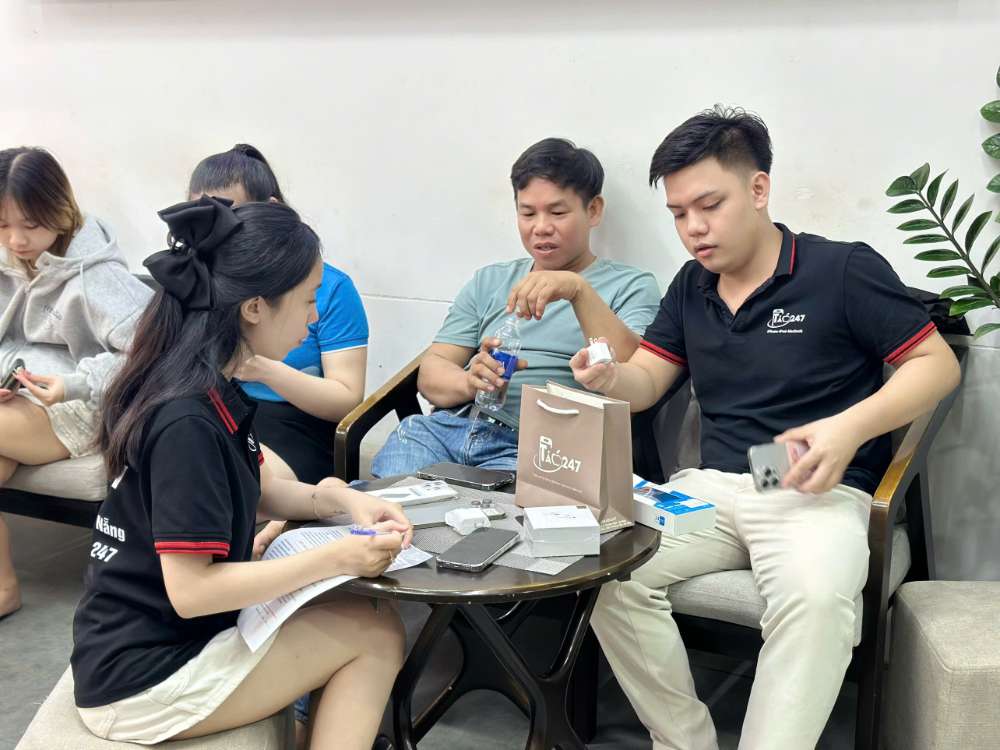 Khách hàng mua iPhone cũ Hồ Chí Minh tại Táo 247 – test máy và nhận phụ kiện