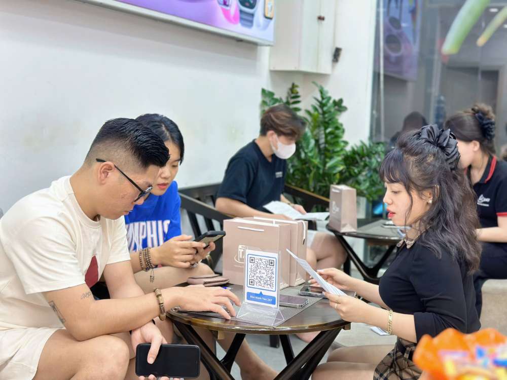 Khách hàng test iPhone cũ tại Táo 247 HCM – cửa hàng iPhone uy tín ở Gò Vấp TP.HCM