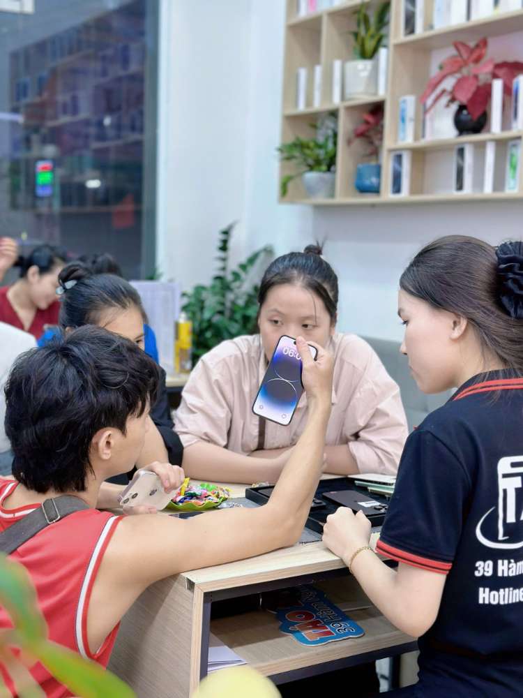 Khách hàng mua iPhone cũ tại Táo 247 Hồ Chí Minh – máy zin 100%, giá tốt, bảo hành dài hạn