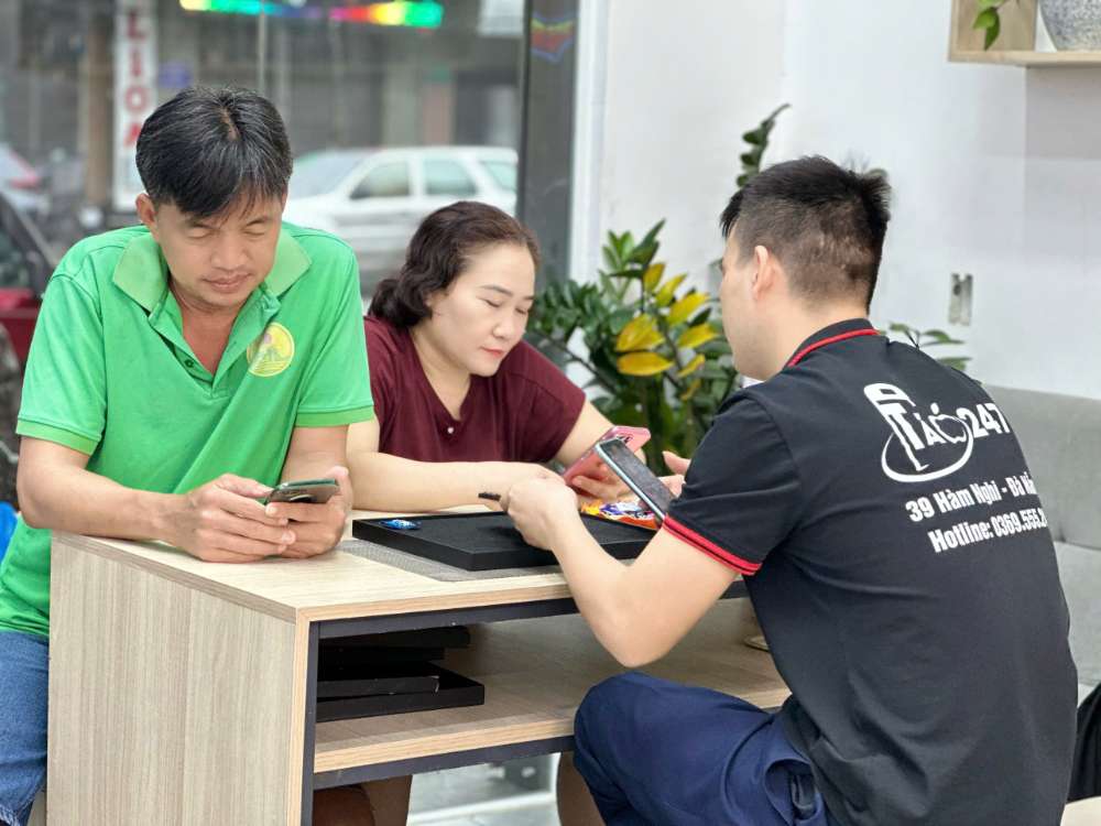 iPhone cũ Táo 247 Hồ Chí Minh – khách hàng test máy chính hãng tại cửa hàng Gò Vấp