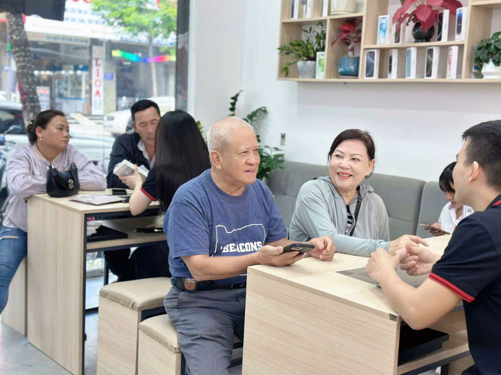 iPhone cũ Hồ Chí Minh – Khách hàng mua iPhone tại Táo 247 HCM